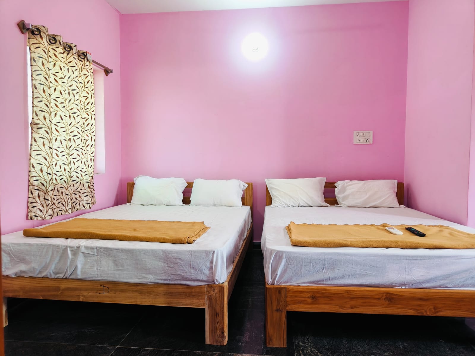 3 Cot Room